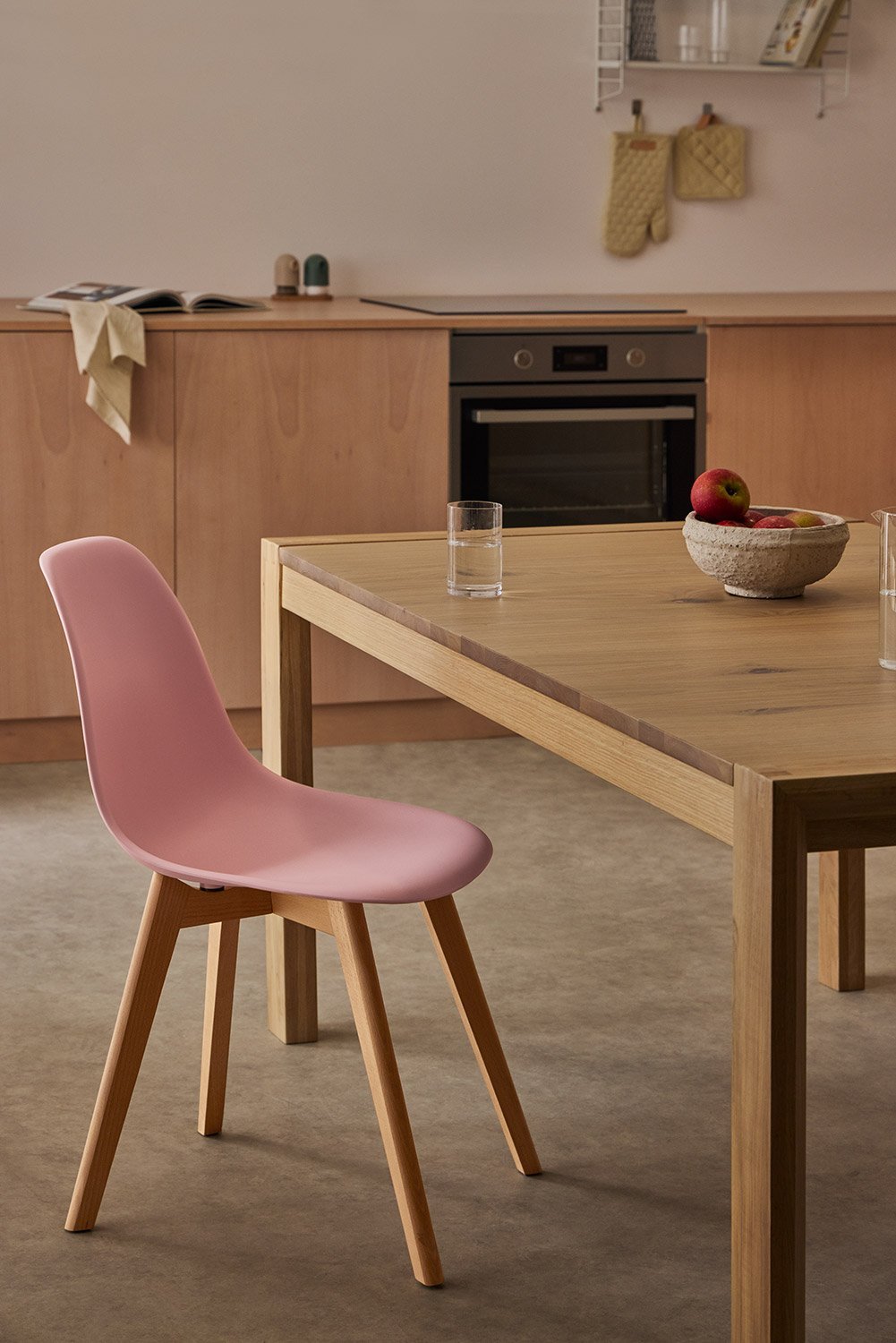 Pacco di 4 sedie da pranzo in polipropilene e legno di faggio Scand Nordic, immagine della galleria 1