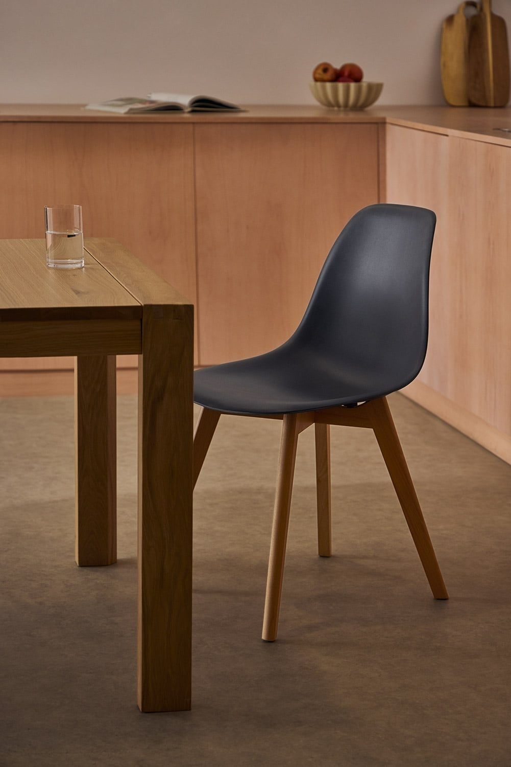 Pacco di 4 sedie da pranzo in polipropilene e legno di faggio Scand Nordic, immagine della galleria 1