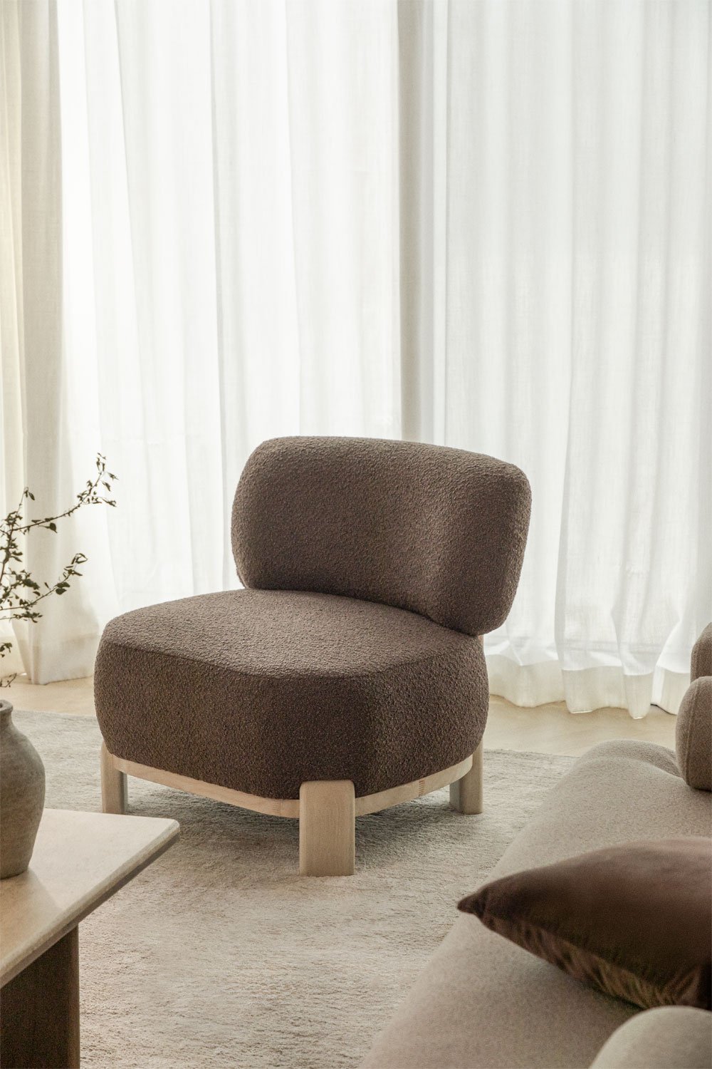 Poltrona imbottita in legno di caucciù Eldred, immagine della galleria 1