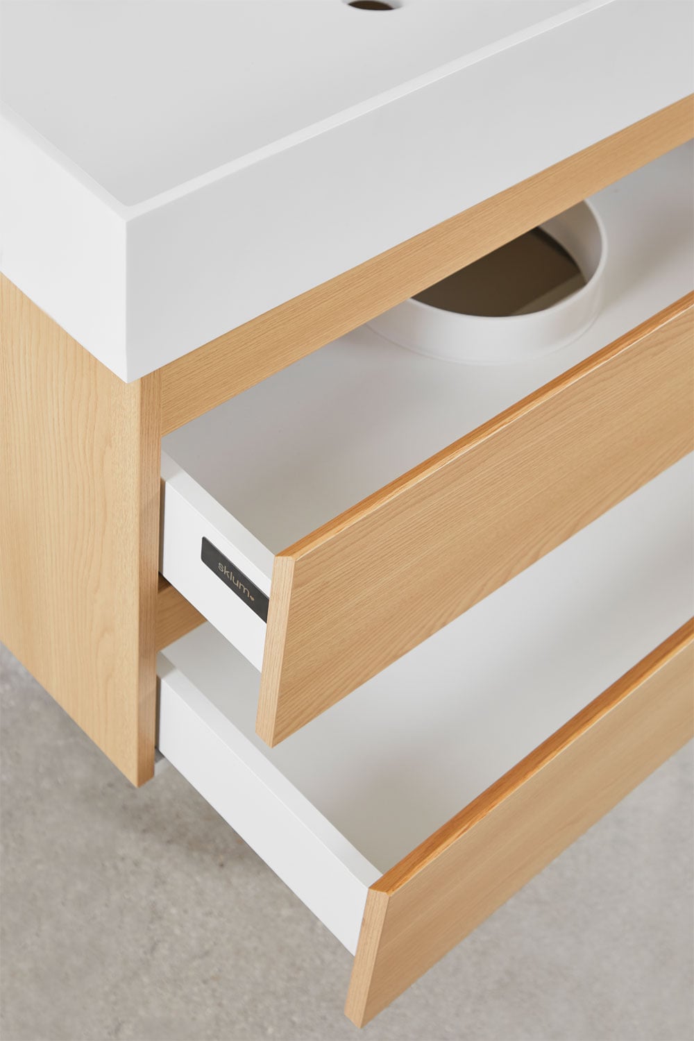 Set di mobili da bagno sospesi in legno e impiallacciatura di frassino con lavabo integrato Ona, immagine della galleria 4