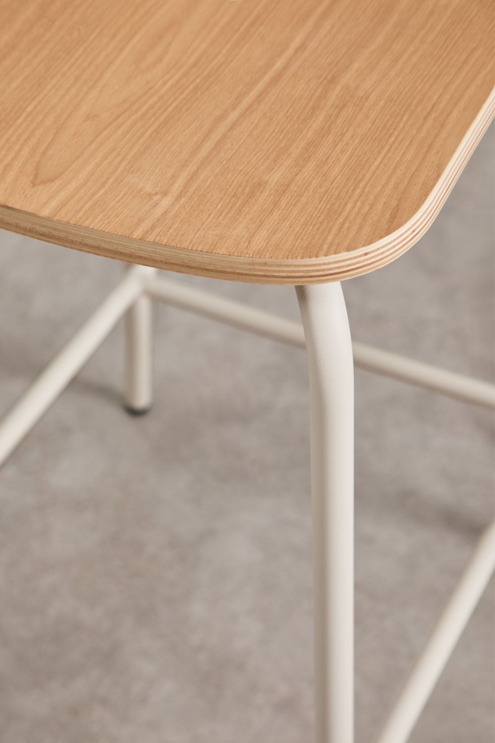 Sgabello alto impilabile Wilpier 65cm in ferro e legno, immagine della galleria 7