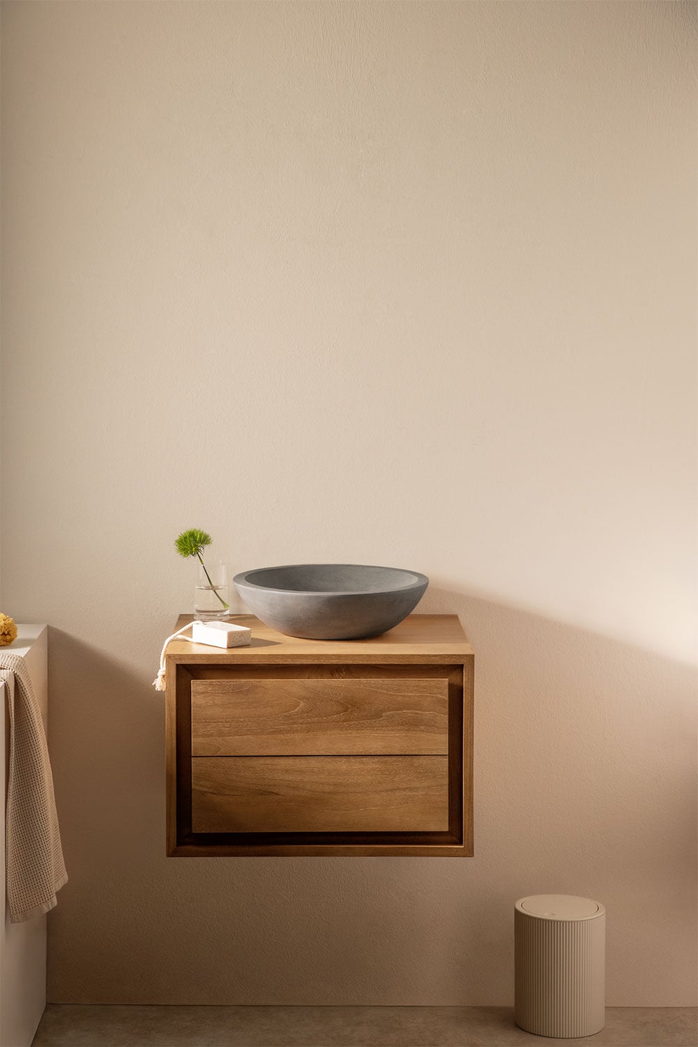 Set di mobili da bagno sospesi in legno di teak Jabari, immagine della galleria 1