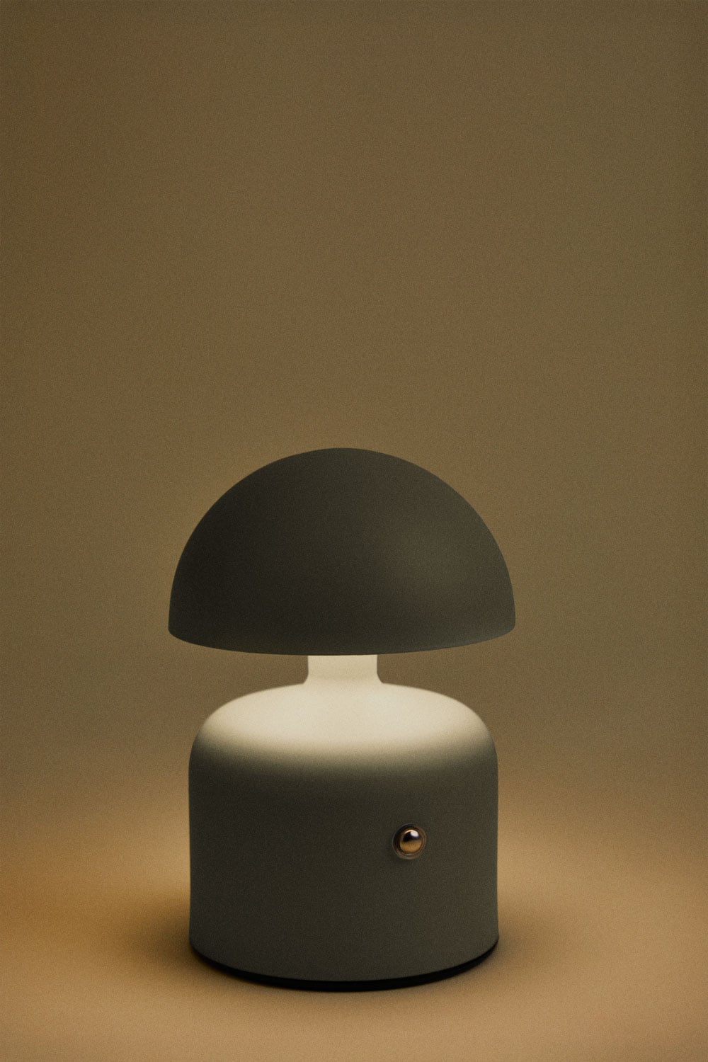 Lampada da tavolo LED wireless per esterni in ferro Nantali, immagine della galleria 2