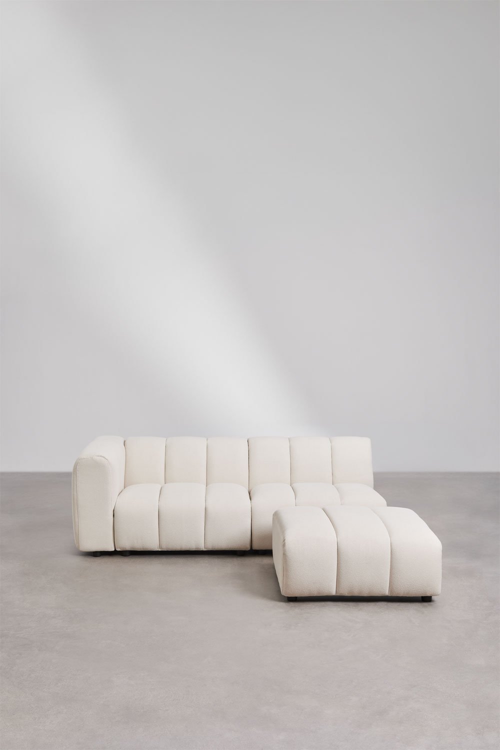 Divano angolare sinistro Eliot 2 pezzi e pouf in tessuto bouclé, immagine della galleria 3