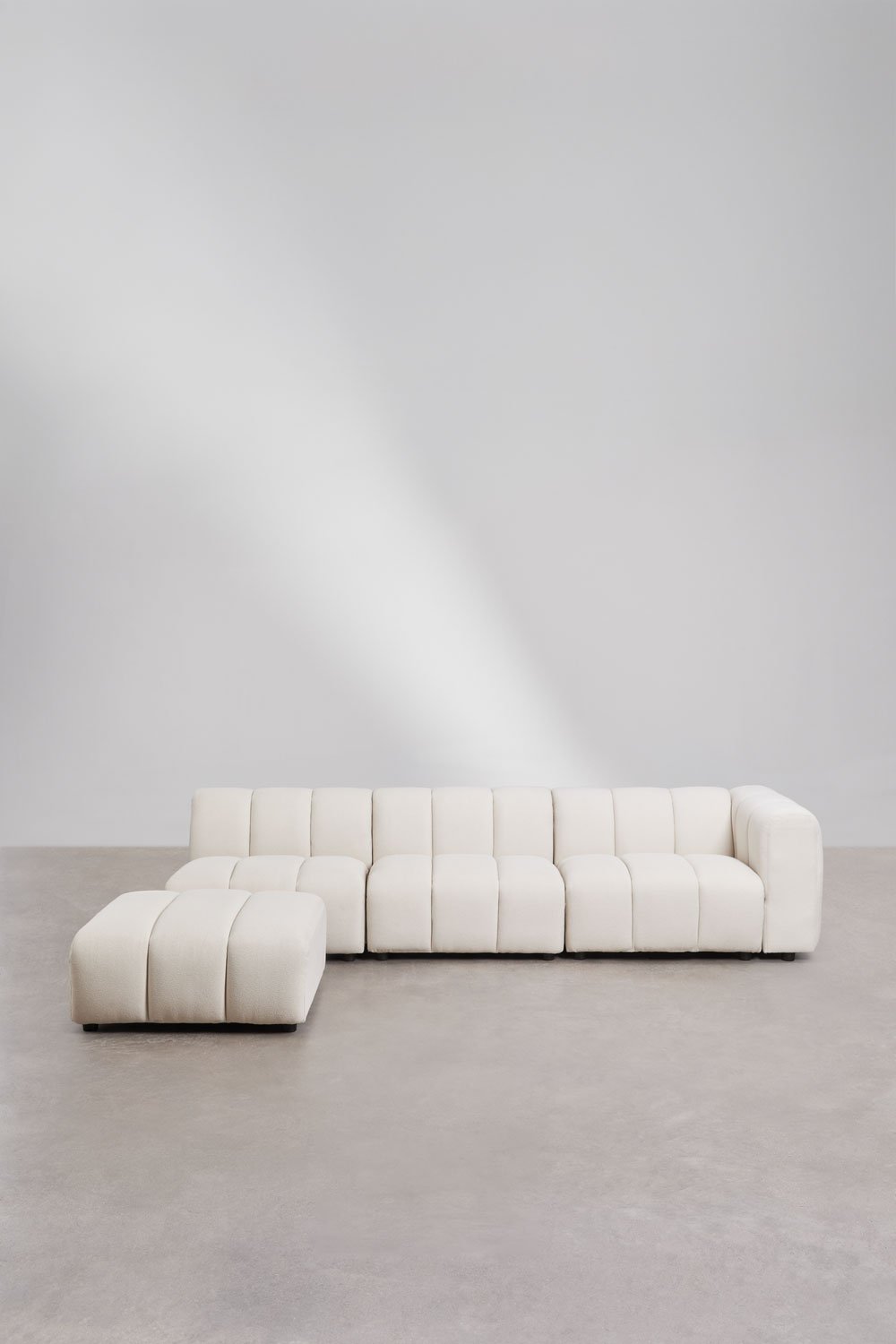 Divano componibile Eliot angolare destro 3 pezzi e pouf in tessuto bouclé, immagine della galleria 3