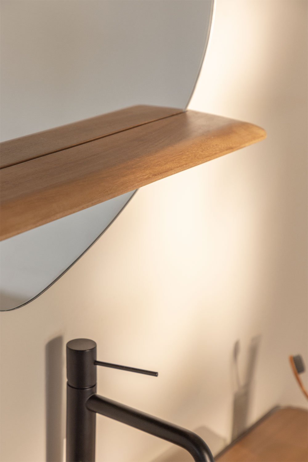 Specchio da parete per bagno con mensola in legno di teak Kai, immagine della galleria 2