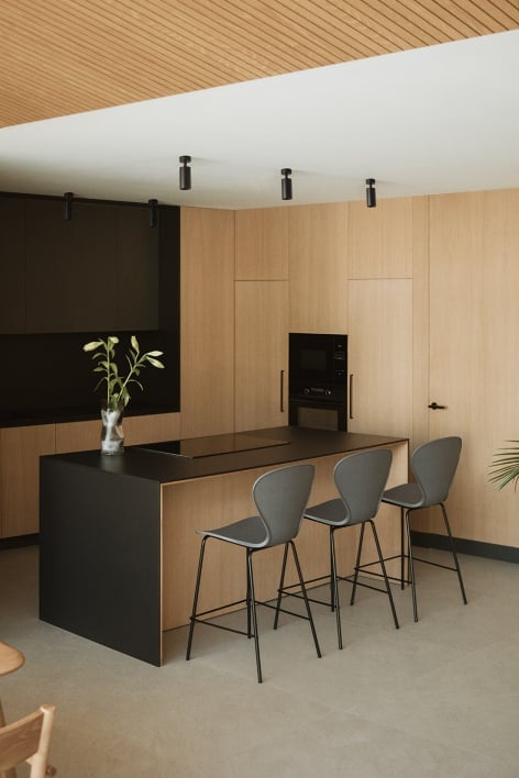 Sgabello alto 65 cm grigio scuro e gambe in ferro nero Uit