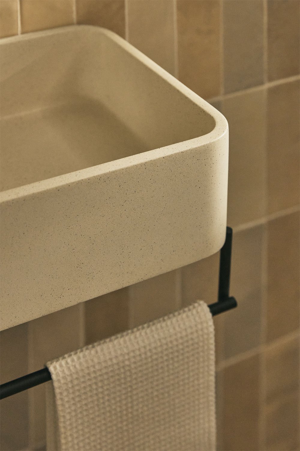 Lavabo rettangolare 40x30 cm con portasciugamani integrato in cemento Korab e metallo, immagine della galleria 2