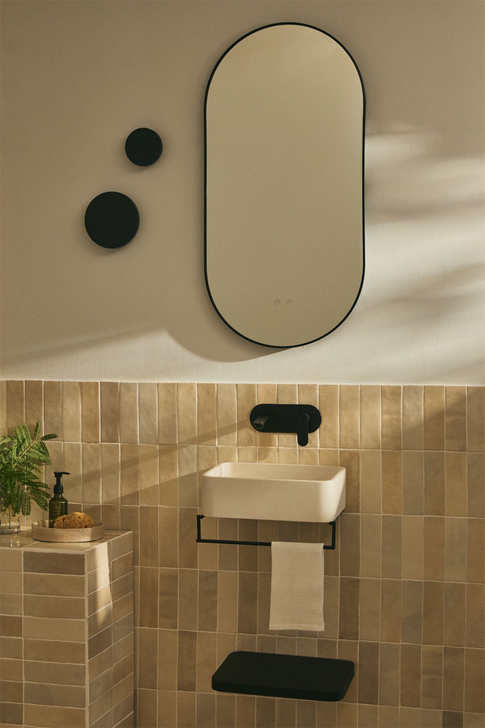 Lavabo rettangolare 40x30 cm con portasciugamani integrato in cemento Korab e metallo, immagine della galleria 1