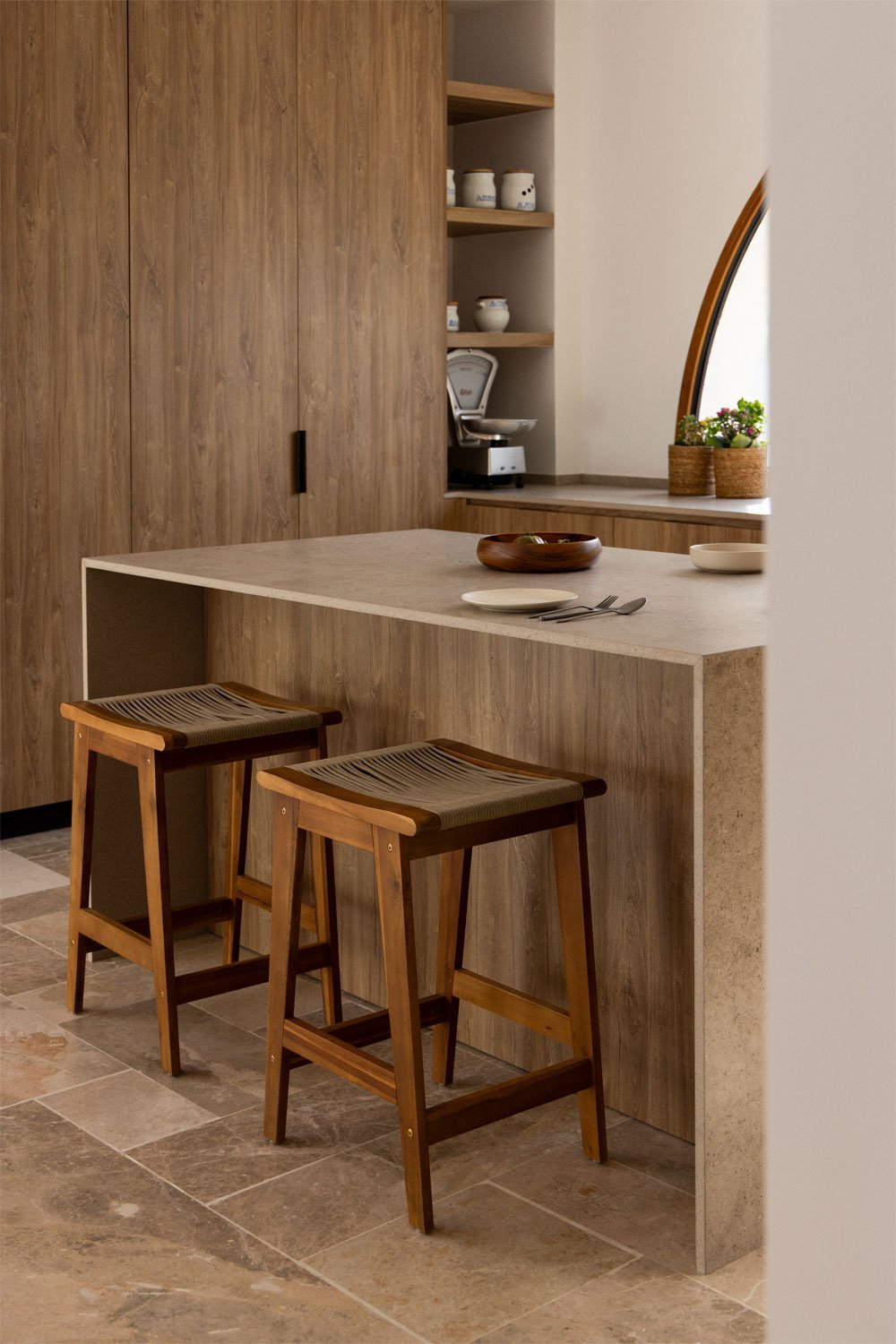 Sgabello alto 65 cm in legno di acacia e corda intrecciata Tenay , immagine della galleria 1