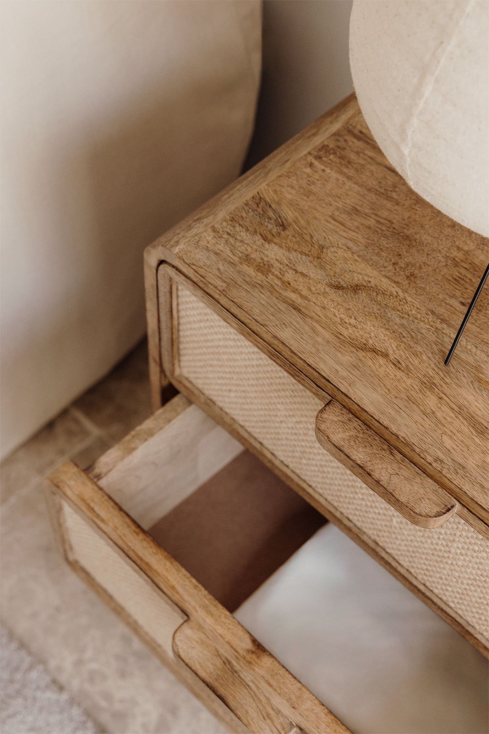 Comodino rettangolare 50x35 cm in legno di mango, MDF e juta Abrams, immagine della galleria 2
