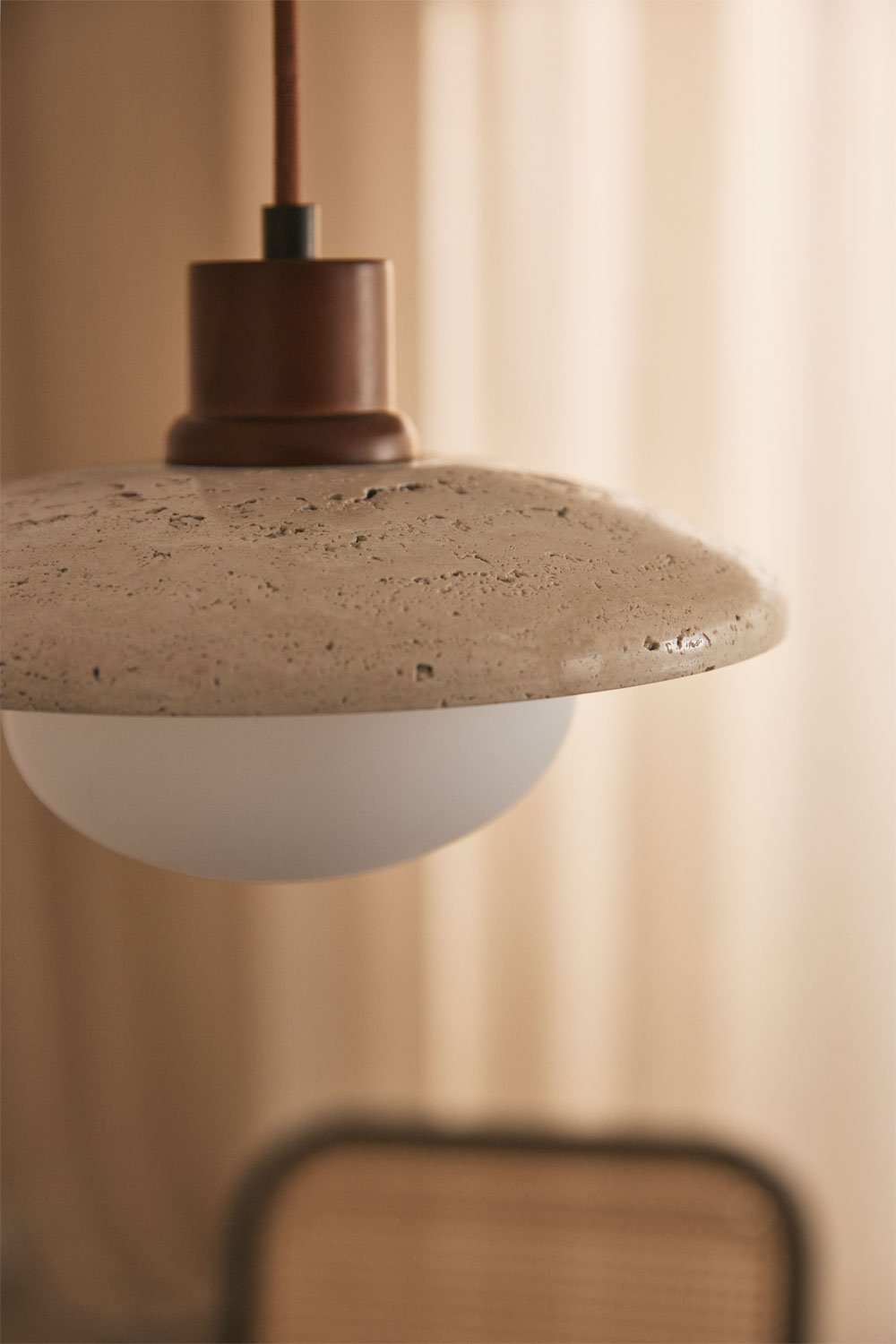 Lampadario in travertino e legno con sfera di vetro Davise, immagine della galleria 2