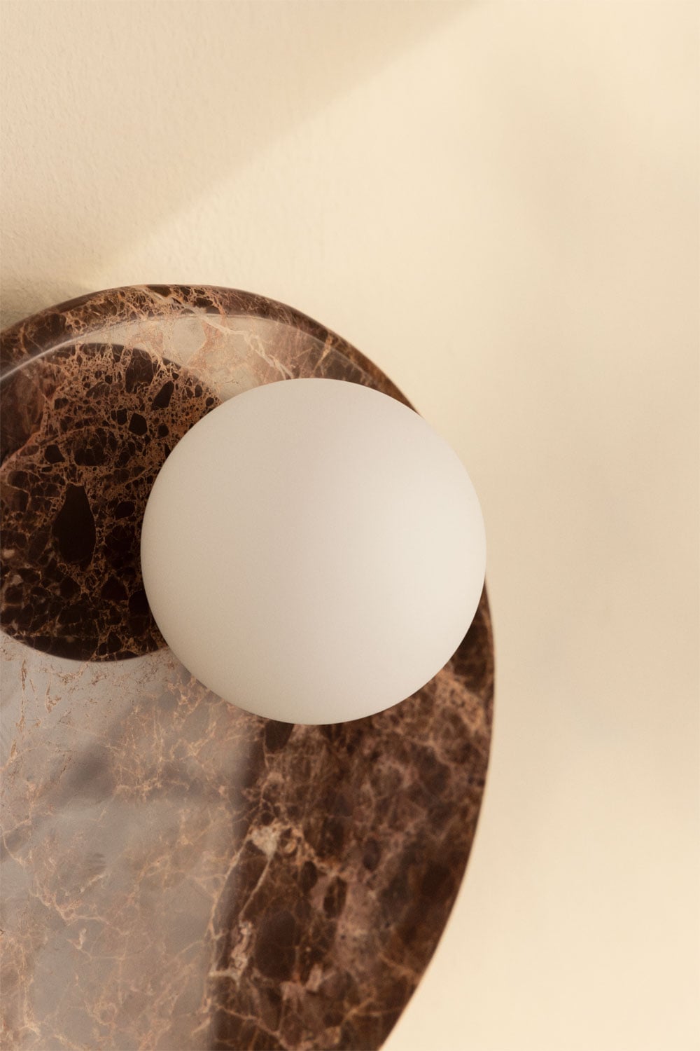 Aplique da parete Ø30 cm in marmo con sfera di cristallo Conrad, immagine della galleria 2