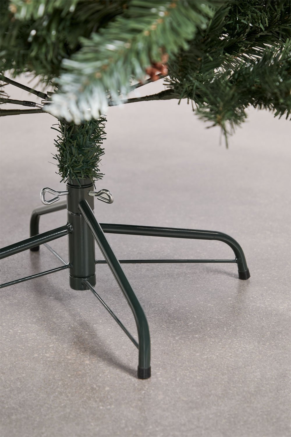 Albero di Natale con pigne decorative e bacche rosse Livigno, immagine della galleria 5