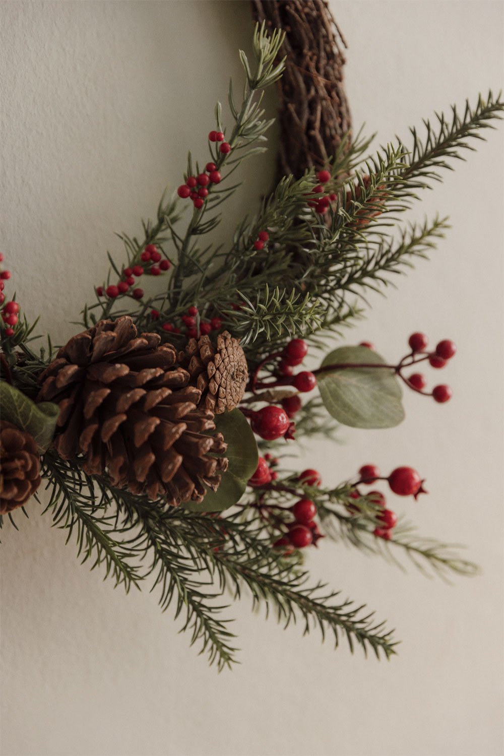 Corona decorativa di Natale in rattan con pigne Gryla, immagine della galleria 2