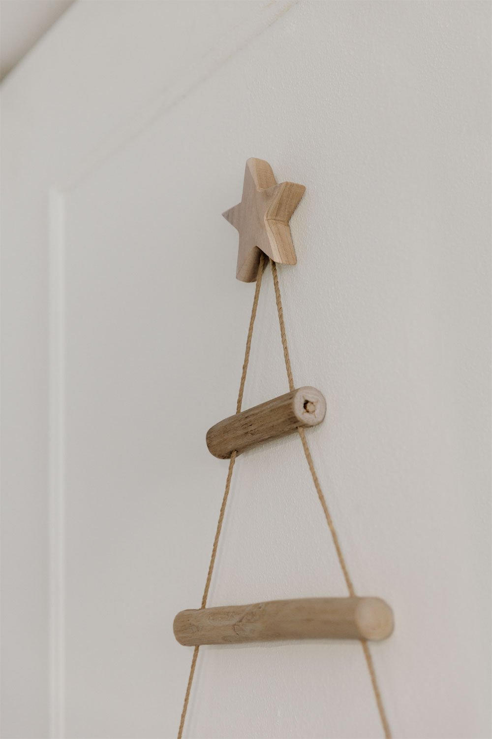 Albero di Natale da parete in legno di teak Esmeray, immagine della galleria 2