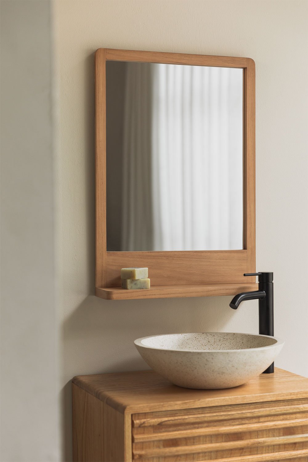 Specchio da parete rettangolare 50x70 cm con mensola in legno di teak Mazure, immagine della galleria 1