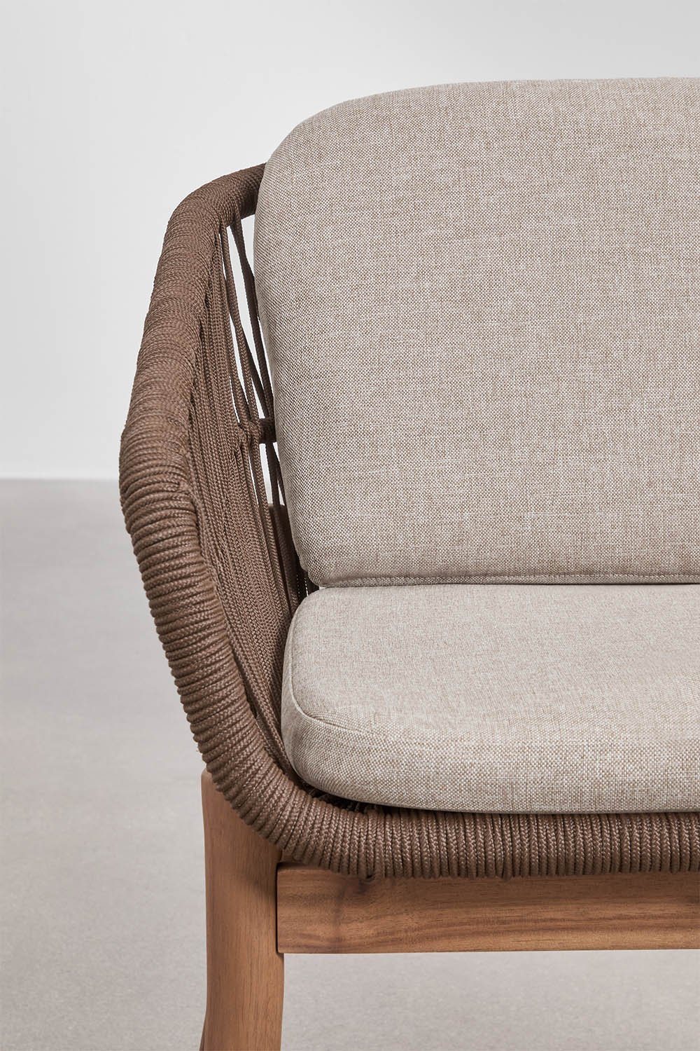 Sedia da giardino con braccioli in legno di acacia e corda intrecciata Karvia, immagine della galleria 6