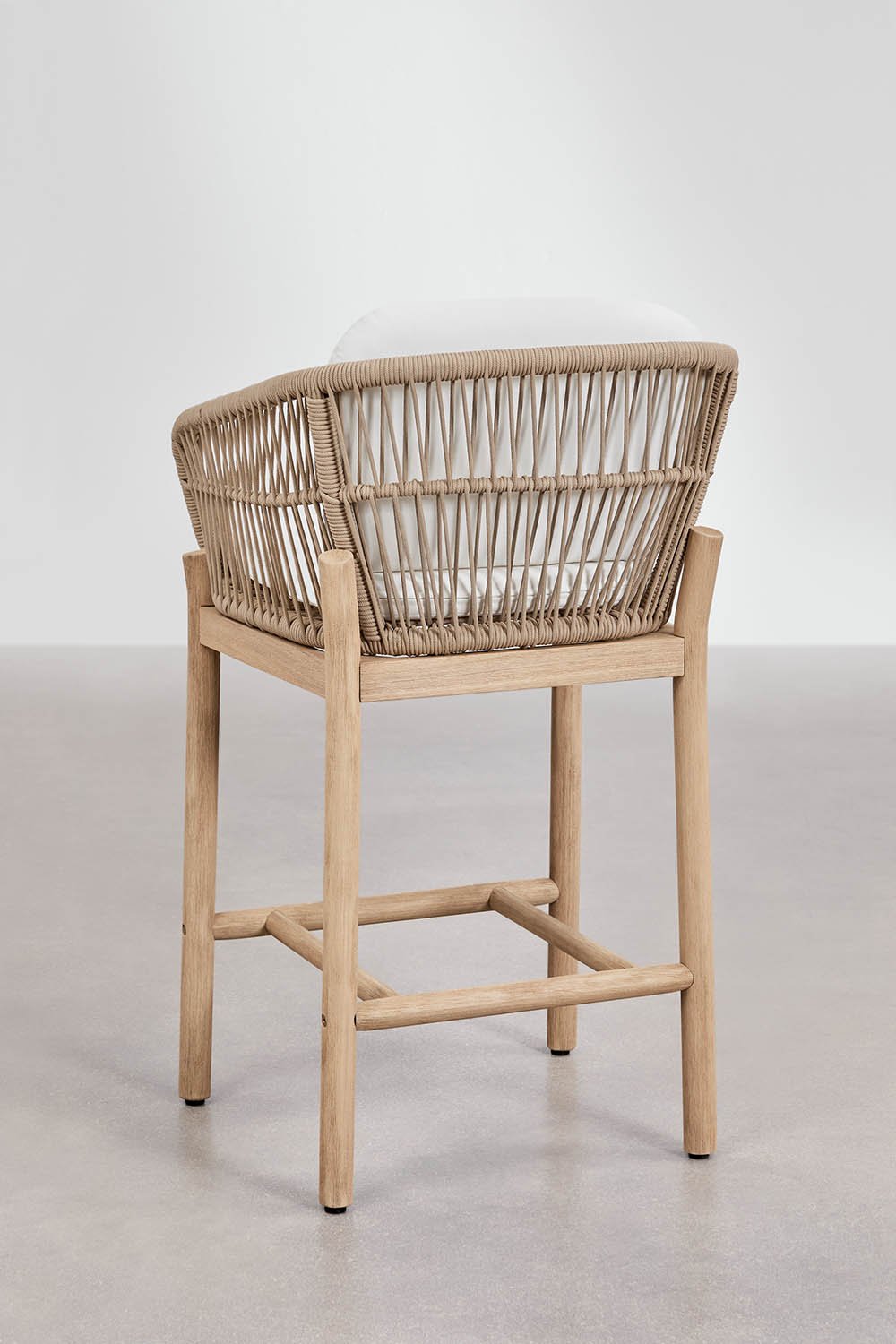 Sgabello alto in legno di acacia Karvia, immagine della galleria 3