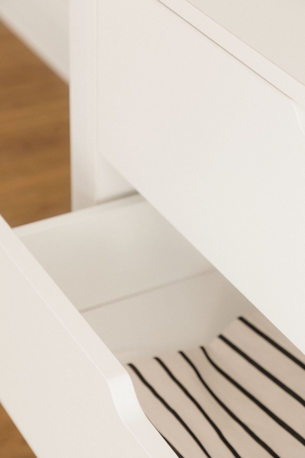 Armadio aperto con cassetti in acciaio e MDF Ariaster, immagine della galleria 2