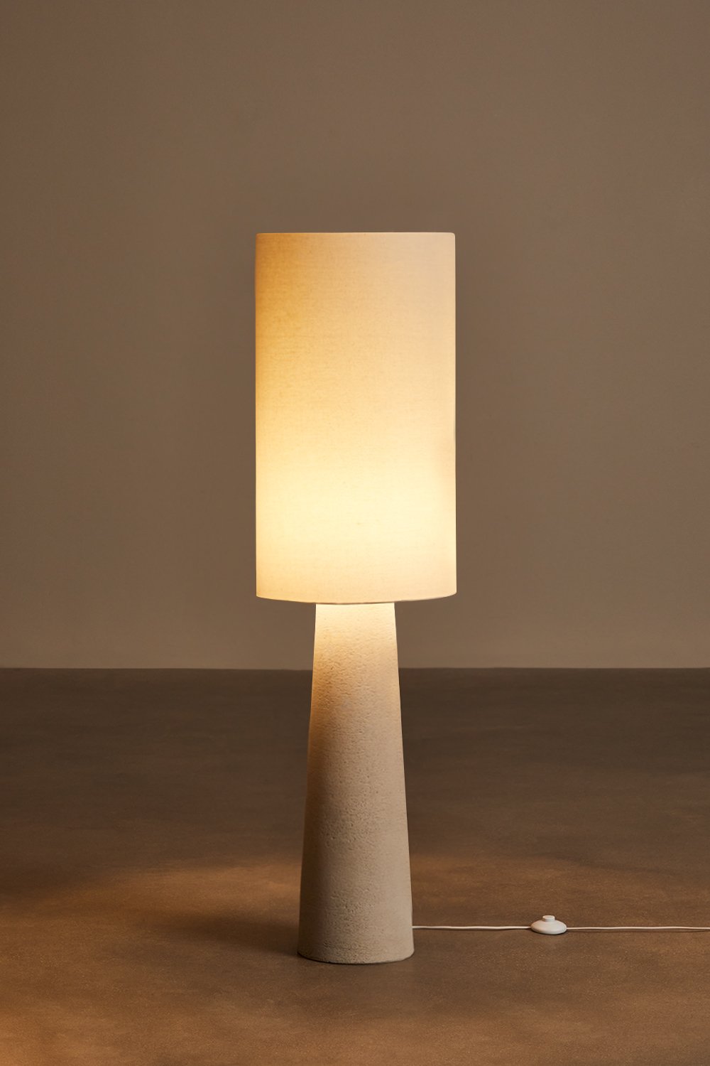 Lampada da terra in lino e fibra di vetro Loana, immagine della galleria 4