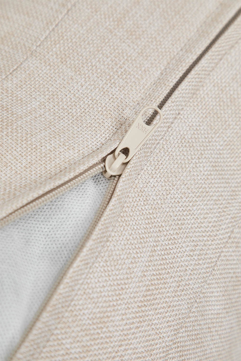 Set da giardino con divano a 3 posti e tavolino in legno di acacia Noira, immagine della galleria 5