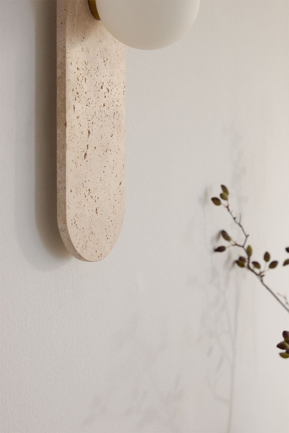 Applique da parete in travertino con sfera di vetro Davise, immagine della galleria 2