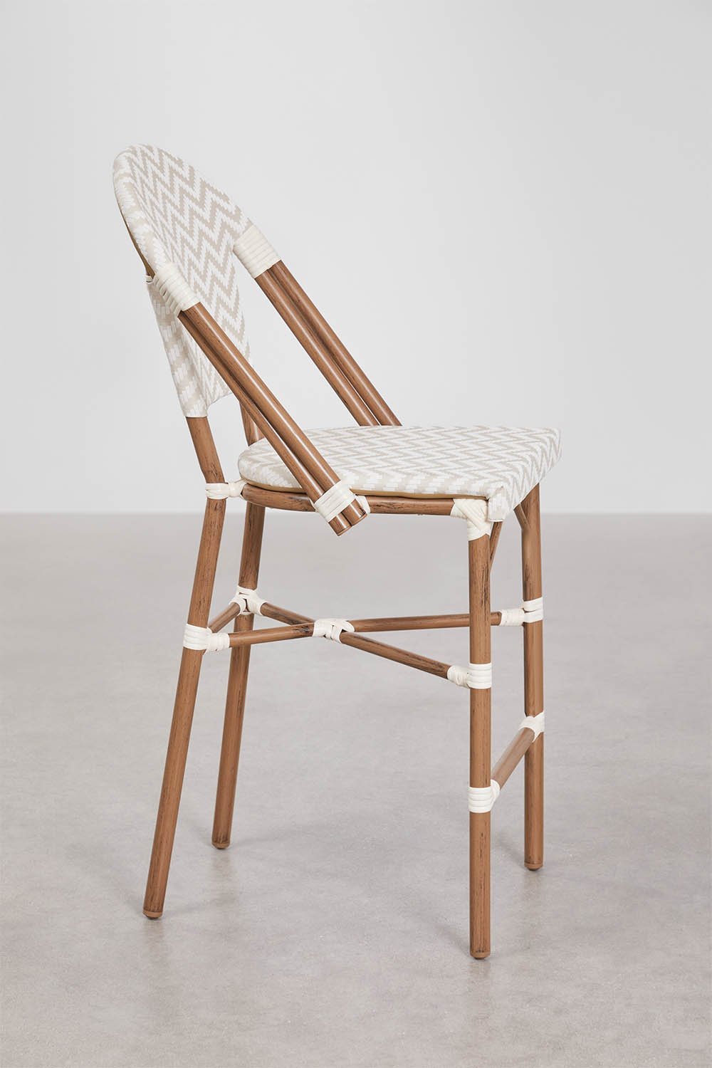 Sgabello alto impilabile con schienale in alluminio e rattan sintetico Brielle Bistro, immagine della galleria 4