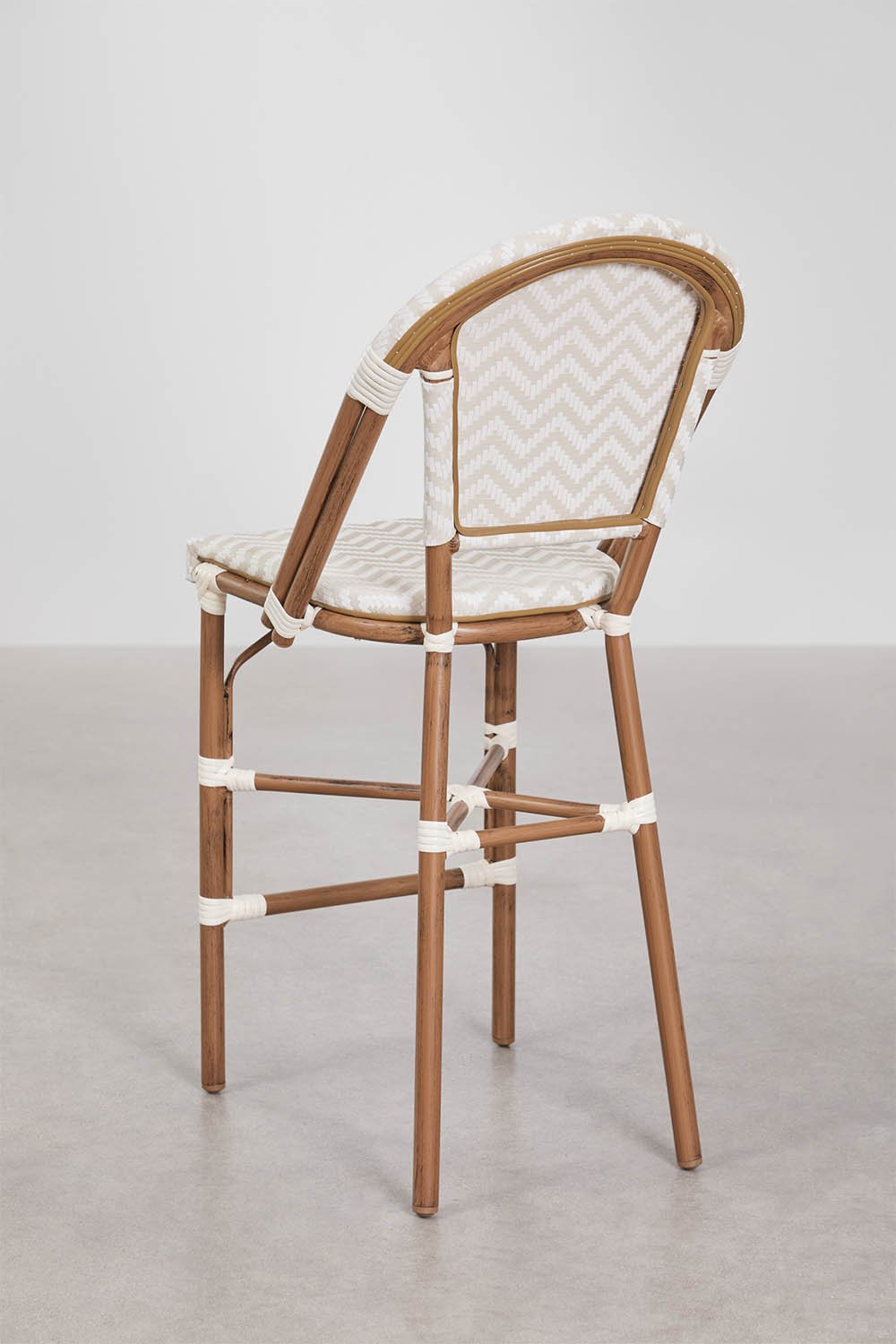 Set di 4 sgabelli alti impilabili con schienale in alluminio e rattan sintetico Brielle Bistro, immagine della galleria 5