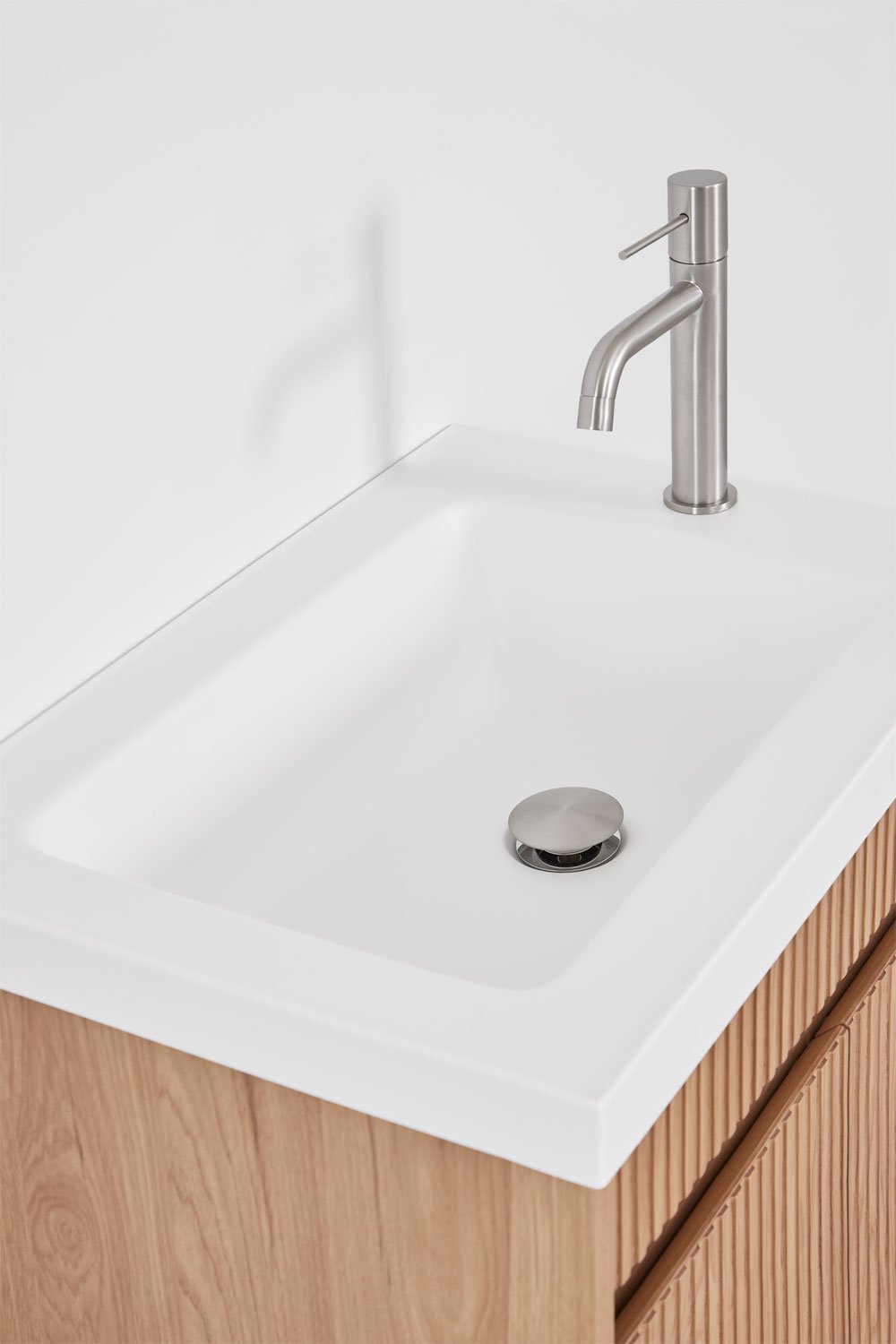 Set di mobili da bagno sospesi in legno con lavabo integrato Narek, immagine della galleria 5