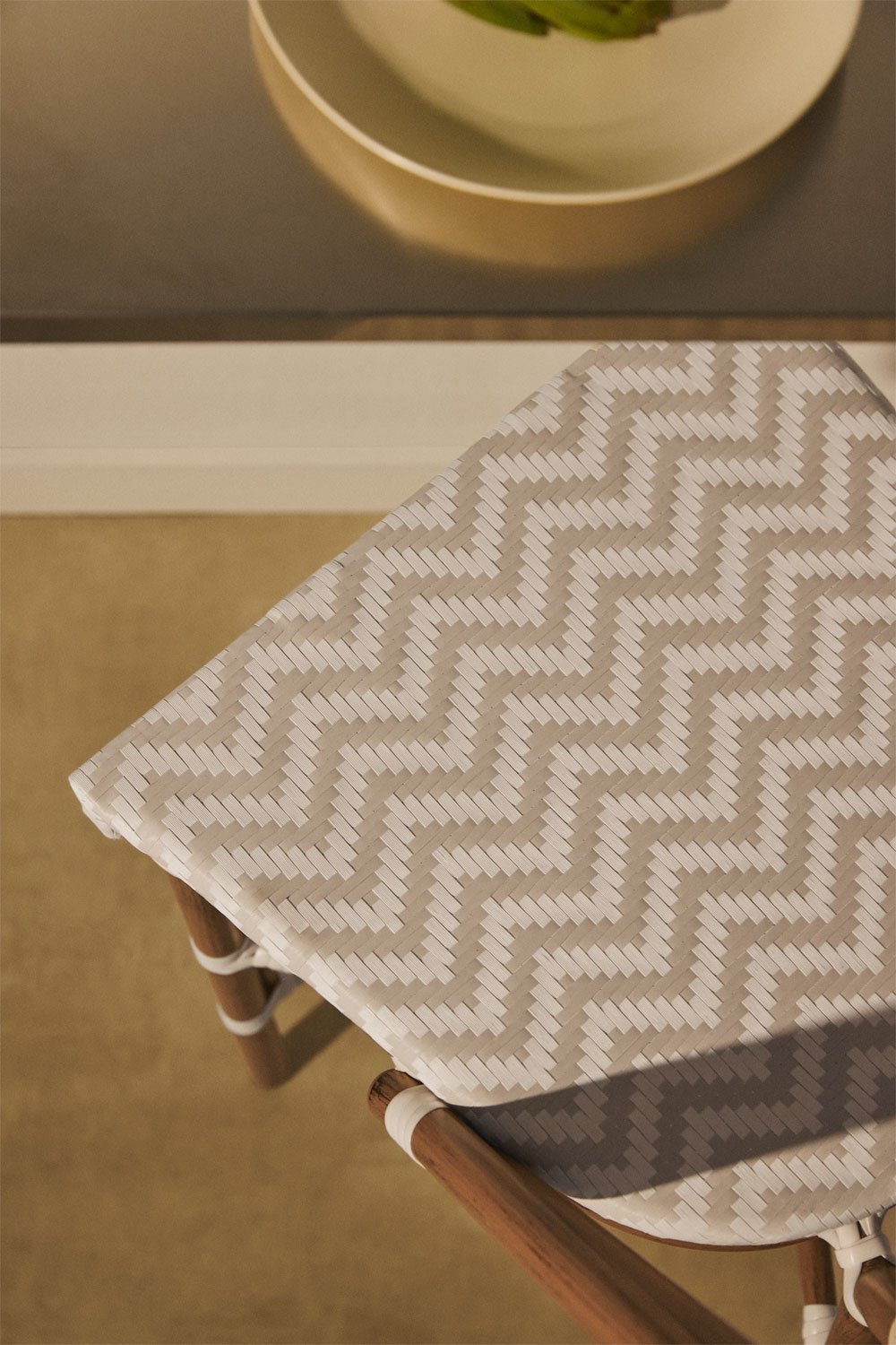 Sgabello alto impilabile con schienale in alluminio e rattan sintetico Brielle Bistro, immagine della galleria 2