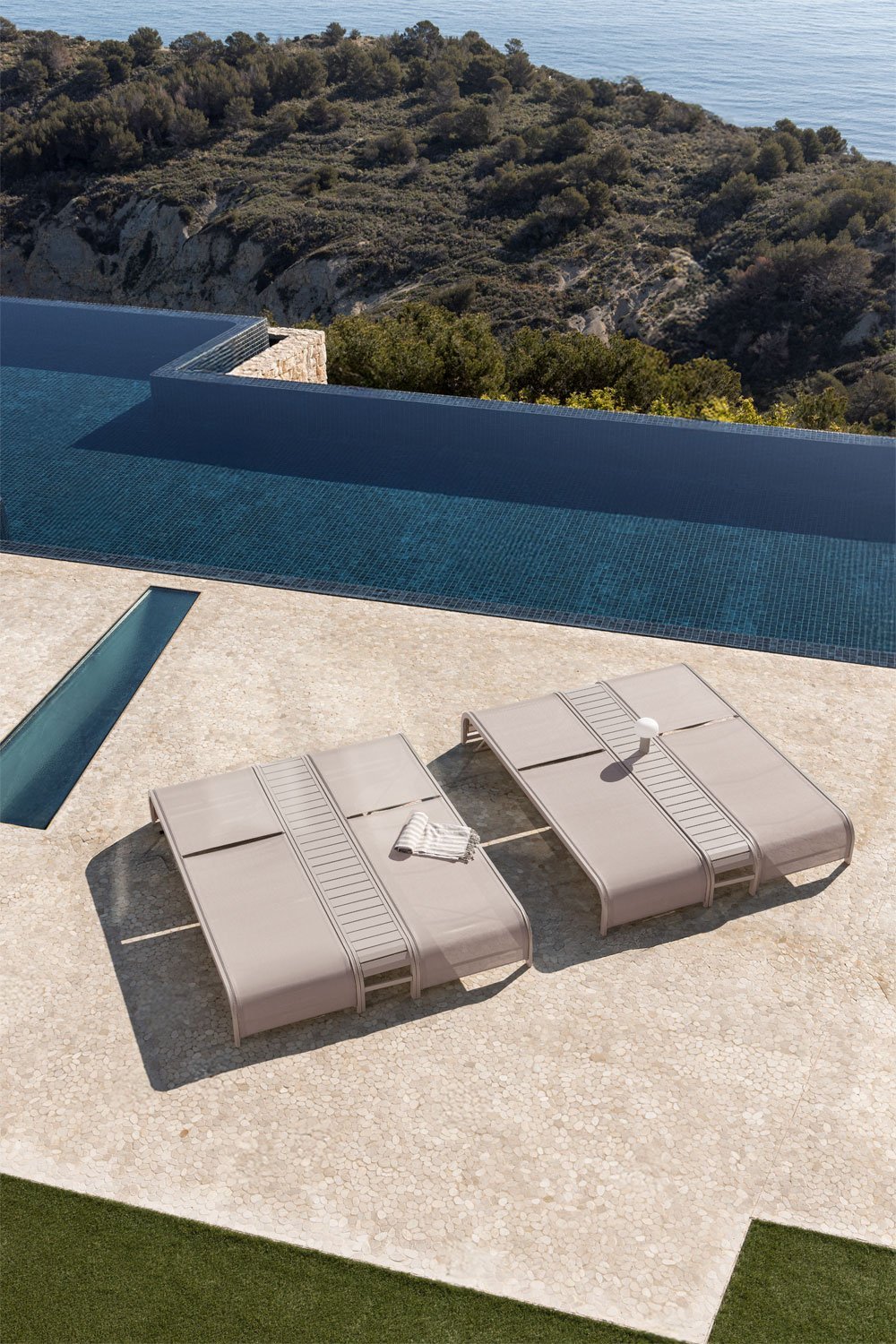 Set di 2 lettini reclinabili e tavolino laterale in acciaio Marietta, immagine della galleria 3