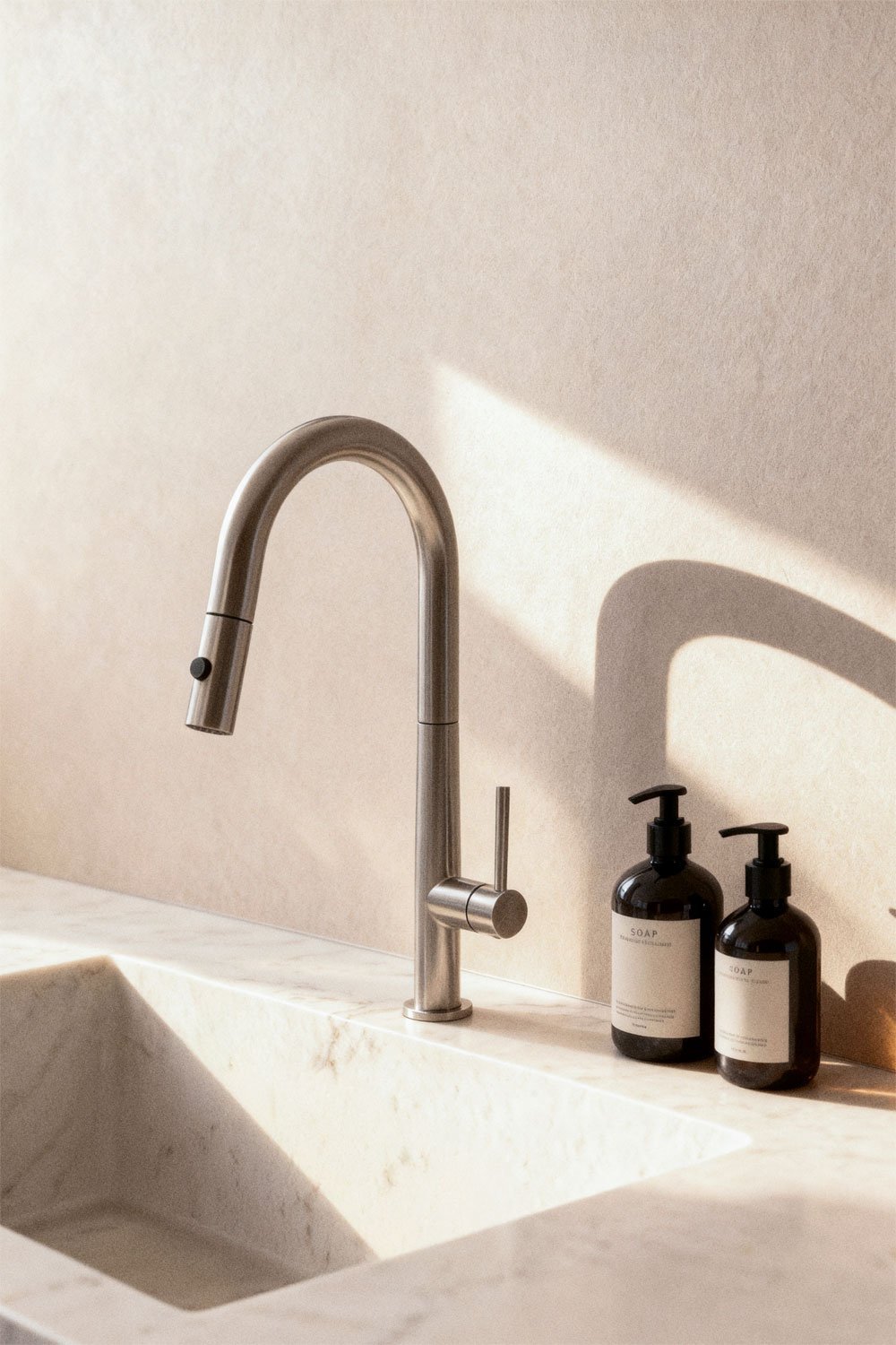 Rubinetto da cucina con beccuccio alto estraibile in acciaio inox Eryne, immagine della galleria 1