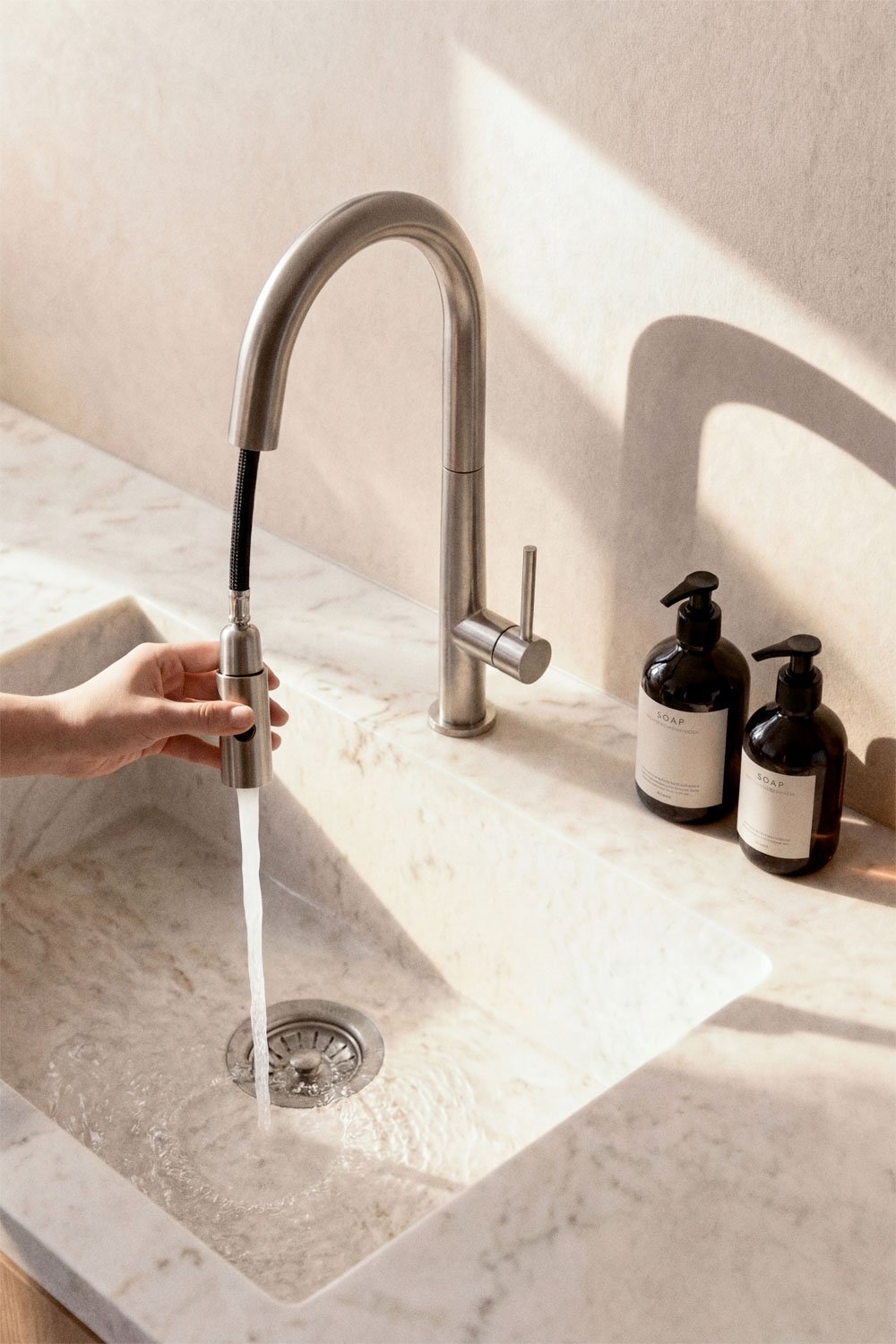 Rubinetto da cucina con beccuccio alto estraibile in acciaio inox Eryne, immagine della galleria 2