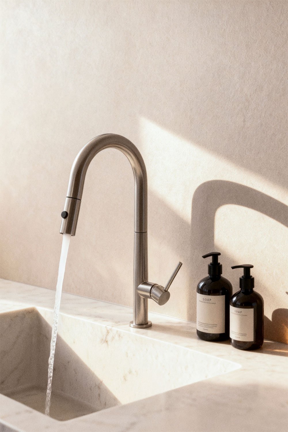 Rubinetto da cucina con beccuccio alto estraibile in acciaio inox Eryne, immagine della galleria 3