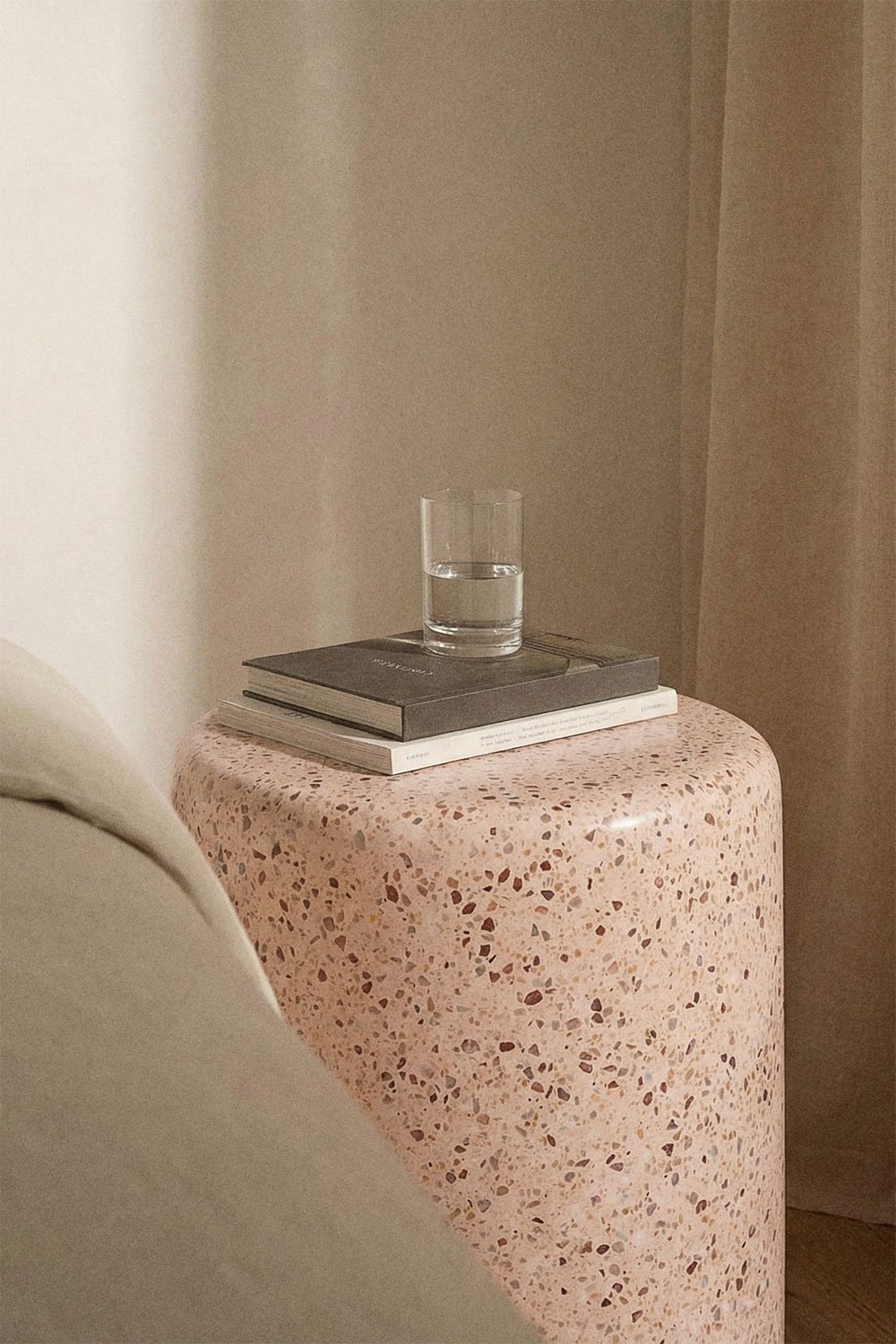 Comodino rotondo Ø35 cm in cemento Elyndra, immagine della galleria 2