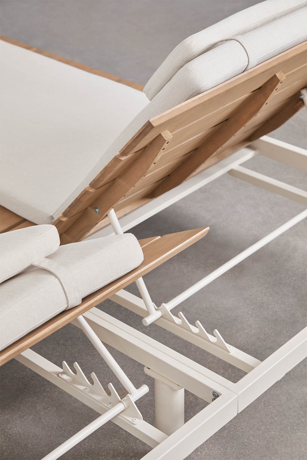 Letto balinese reclinabile in legno di acacia Sirka, immagine della galleria 7