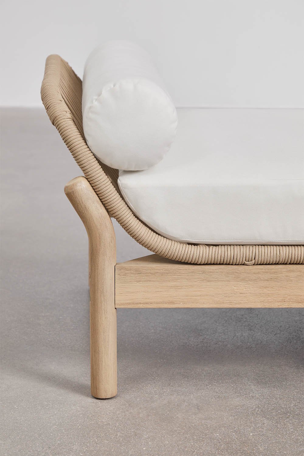 Divano da giardino in legno di acacia e corda intrecciata Karvia, immagine della galleria 3