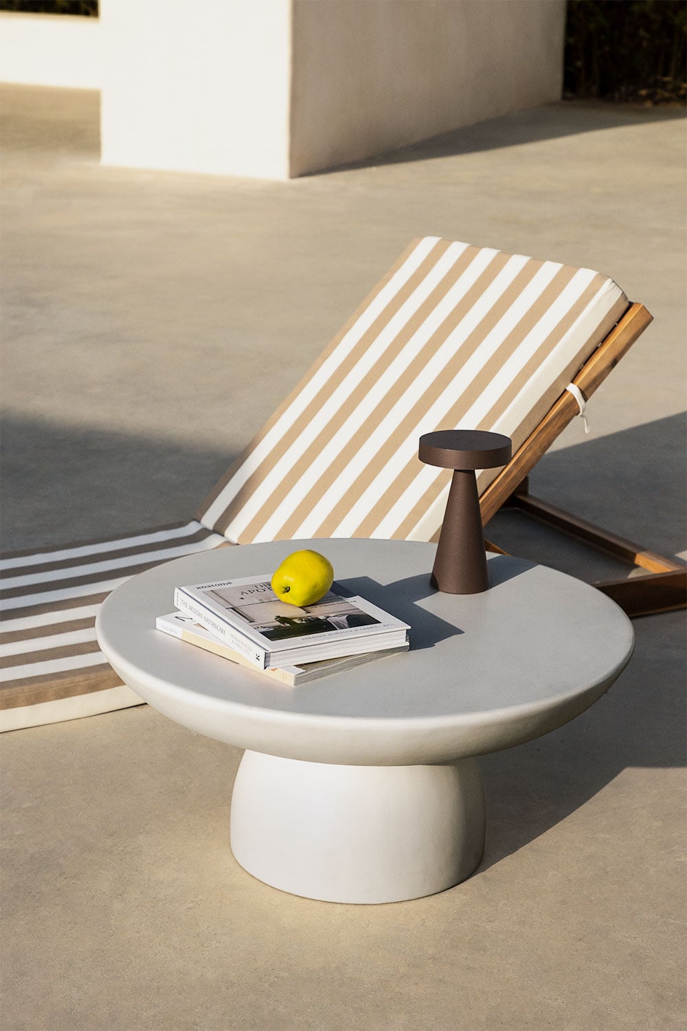 Tavolino da giardino rotondo Ø70 cm in cemento Zenadia, immagine della galleria 5