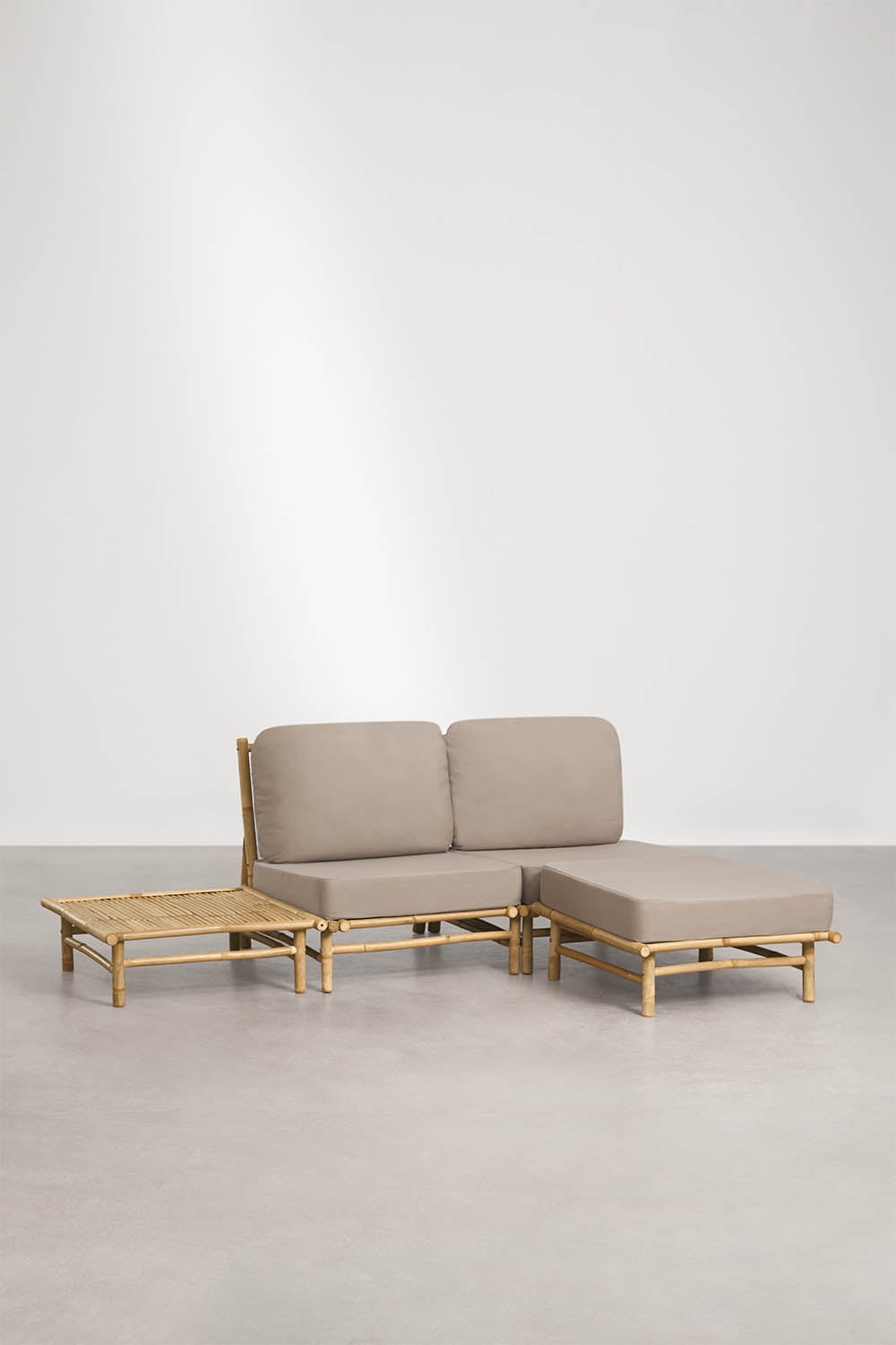 Set da giardino con divano modulare a 2 pezzi, pouf e tavolino quadrato in bambù Isendra, immagine della galleria 1