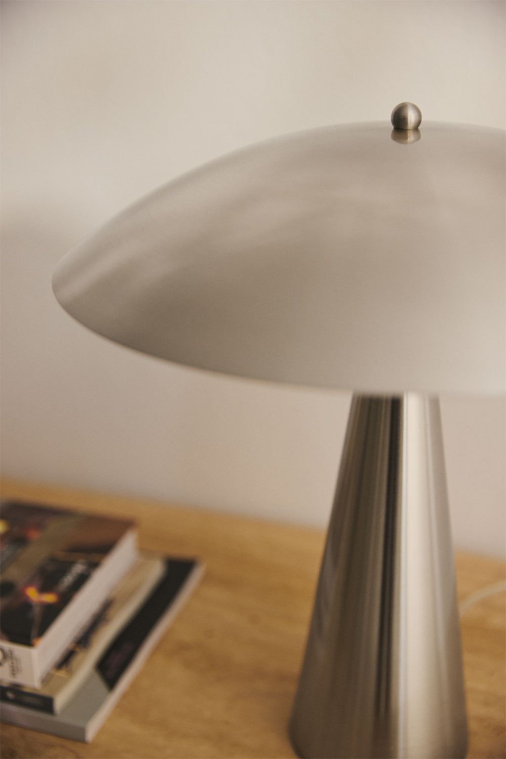 Lampada da tavolo in ferro Irune, immagine della galleria 2