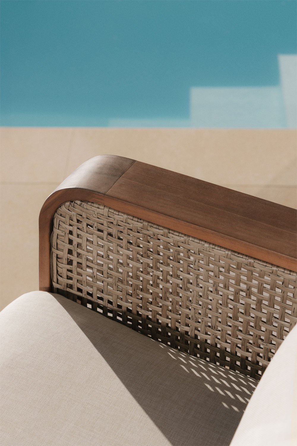 Set da giardino con divano a 3 posti, 2 poltrone e tavolino in legno di acacia Noira, immagine della galleria 2