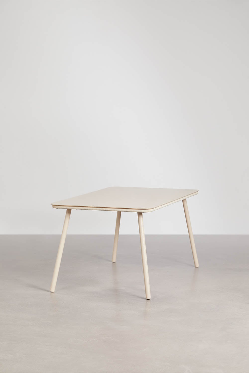 Set da tavolo rettangolare 160x90 cm e 4 sedie da pranzo impilabili in corda intrecciata Arhiza, immagine della galleria 3