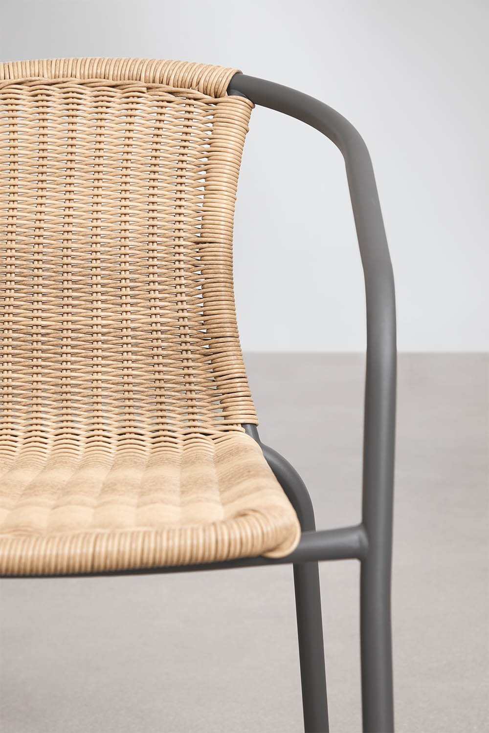 Set di 2 sedie da giardino impilabili con braccioli in acciaio e midollino sintetico Kalymana, immagine della galleria 4