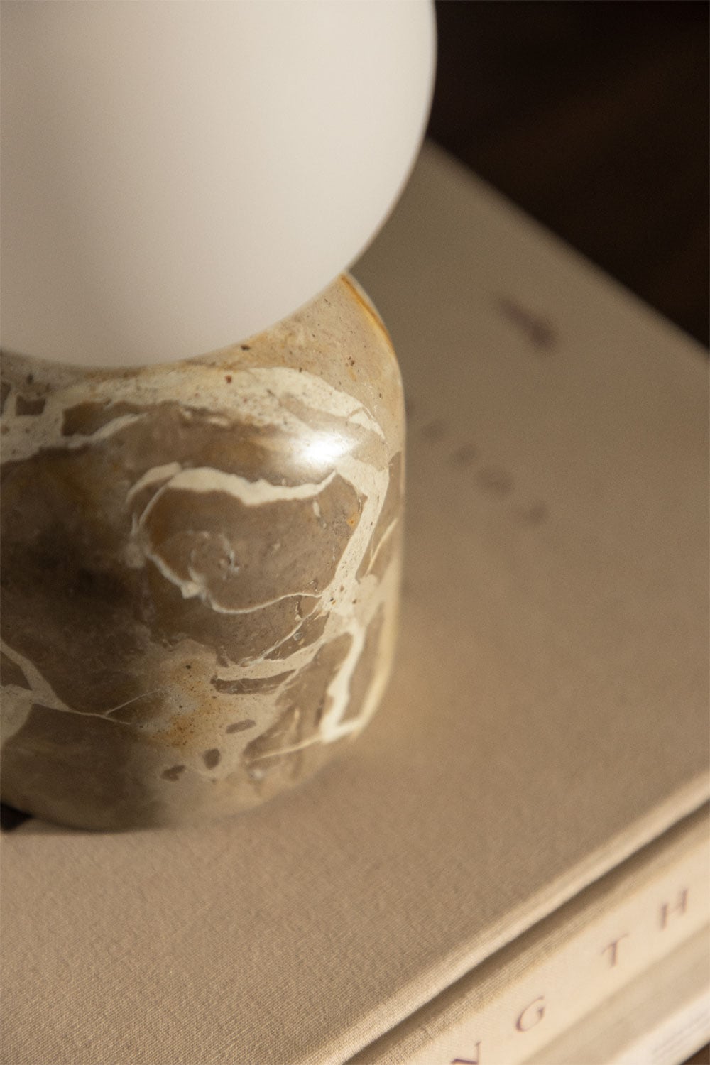 Lampada da tavolo in pietra naturale Tumkur, immagine della galleria 2