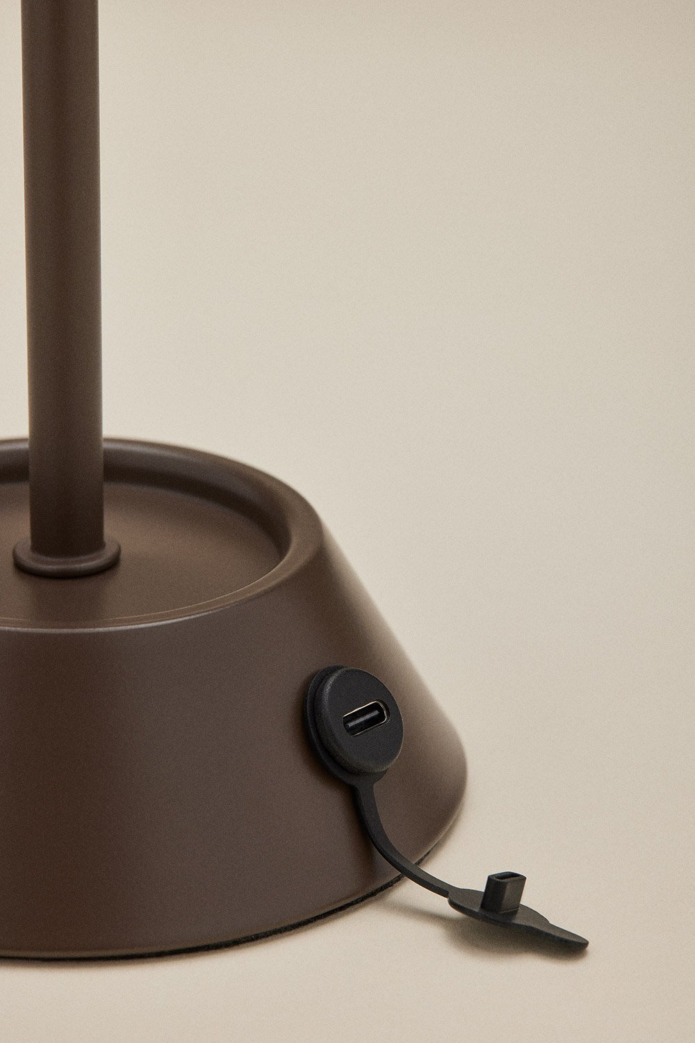 Lampada da tavolo LED wireless per esterni in ferro Oravella, immagine della galleria 5