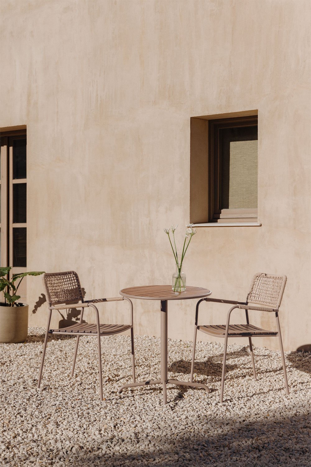 Set da tavolo da giardino rotondo Ø65 cm e 2 sedie da giardino impilabili in acciaio e legno di acacia Tilda, immagine della galleria 1