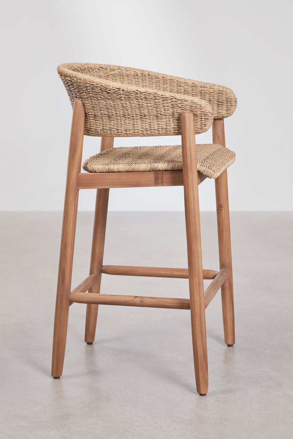 Sgabello alto in legno di acacia e rattan sintetico Ribeira, immagine della galleria 2