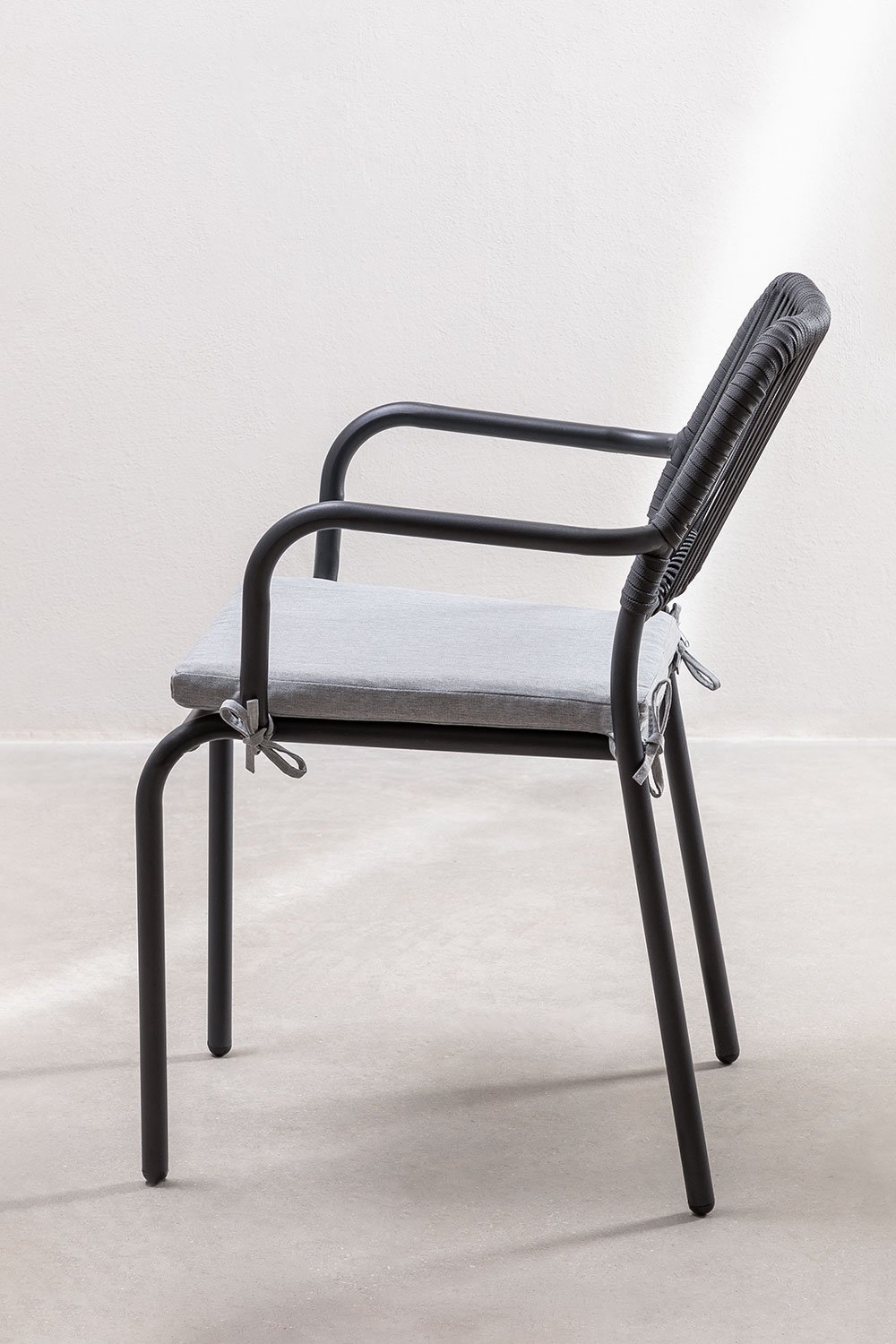 Sedia da giardino impilabile con braccioli in corda intrecciata Arhiza, immagine della galleria 3