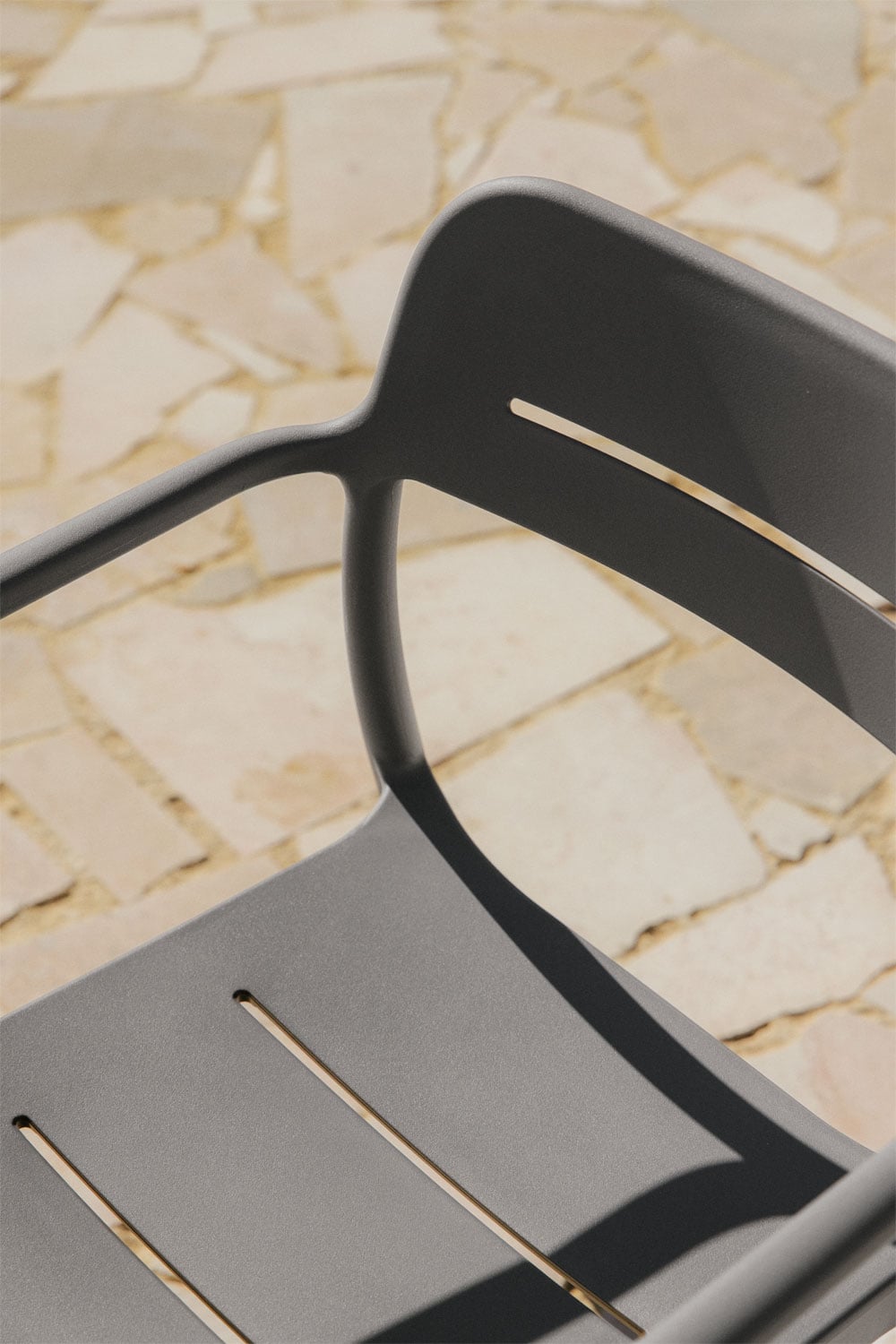 Sedia da giardino impilabile con braccioli in polipropilene Graneli, immagine della galleria 2